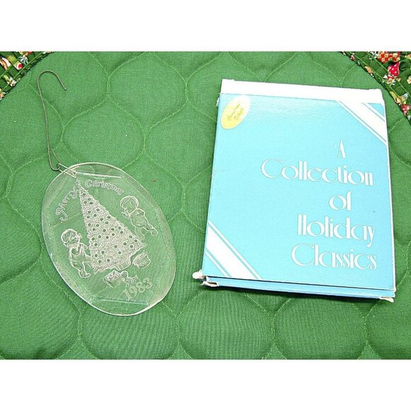 Vintage 1983 Acrylic Merry Christmas Kids on Christmas Morning Etched Ornament - Picture 7 of 9